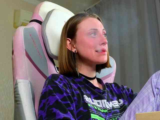 Adelina-Cowell Live Webcam on BongaCams