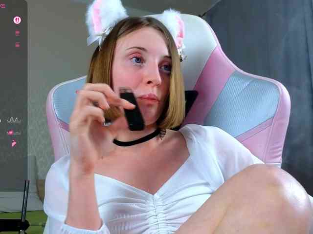 Adelina-Cowell webcam