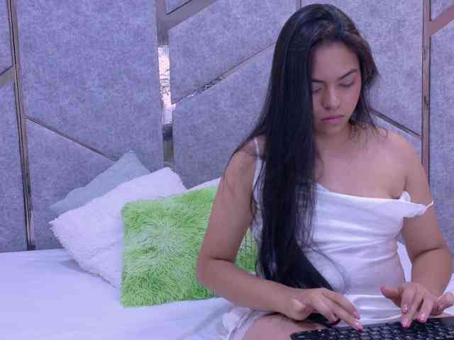 Melody-Whitee webcam