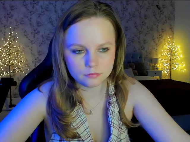 AngellaRud broadcasting live