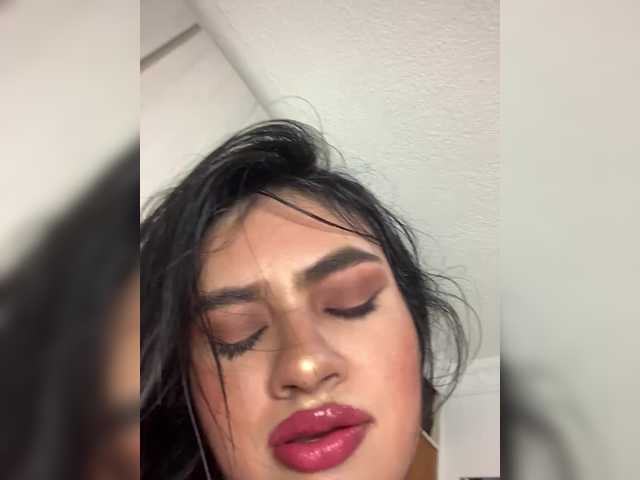 le modèle MiaFoxmml est en webcam porno dans un show sur le site bongacams, il possède les tags suivants: Latino/Hispanic,Brunette,Trimmed