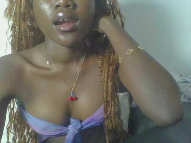 le modèle EbonyCandy est en webcam porno dans un show sur le site bongacams, il possède les tags suivants: Ebony,Redhead,Trimmed