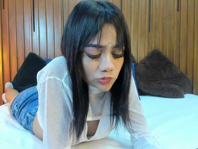 LailaaMiller broadcasting live