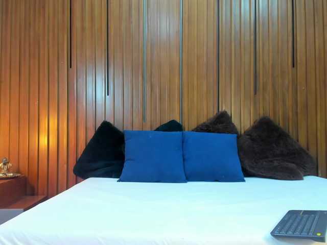 LailaaMiller broadcasting live