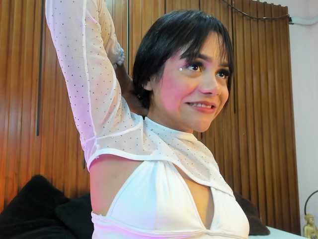 LailaaMiller broadcasting live