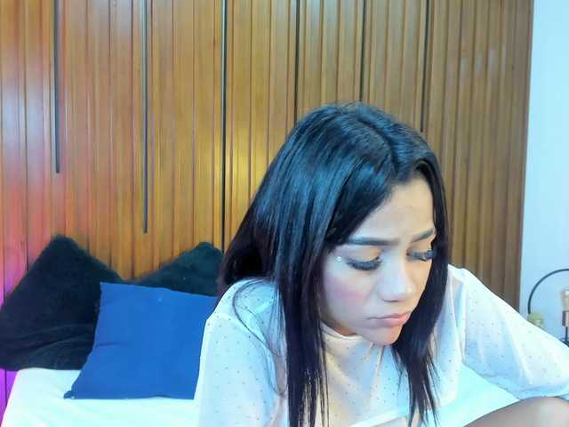 LailaaMiller broadcasting live