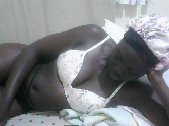 le modèle Geo-babe est en webcam porno dans un show sur le site bongacams, il possède les tags suivants: Ebony,Brunette,Shaved