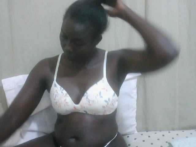 le modèle Geo-babe est en webcam porno dans un show sur le site bongacams, il possède les tags suivants: Ebony,Brunette,Shaved