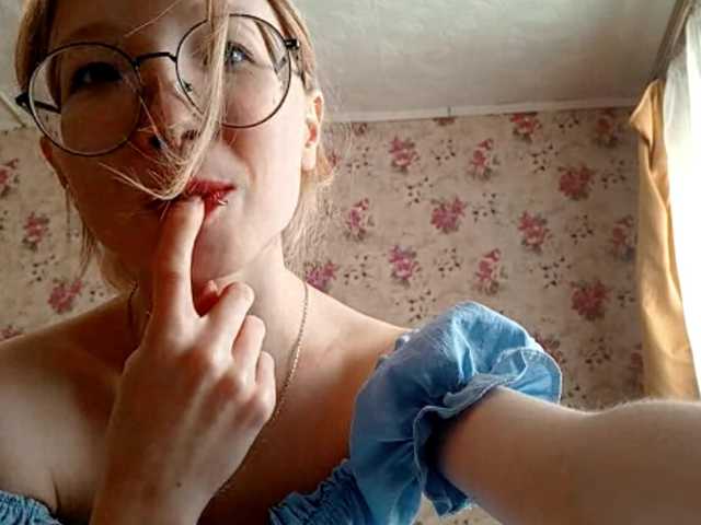 DanelleLaday broadcasting live