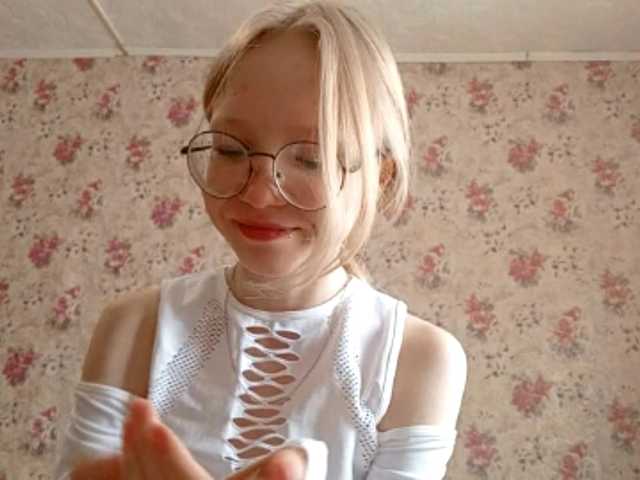 DanelleLaday broadcasting live