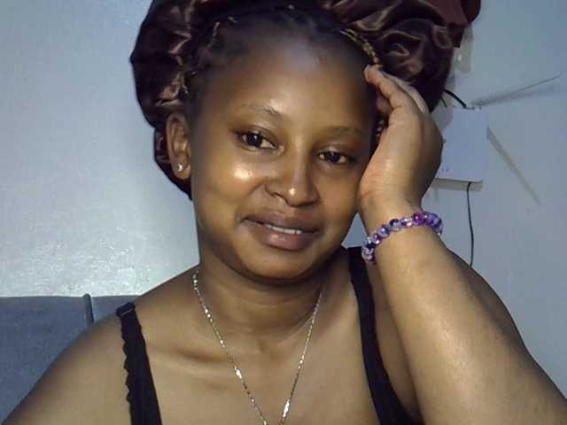 le modèle Cayvaal est en webcam porno dans un show sur le site bongacams, il possède les tags suivants: Ebony,Brunette,Trimmed