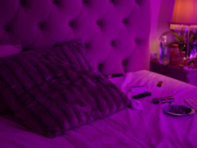 CarinaFoxy's BongaCams show and profile