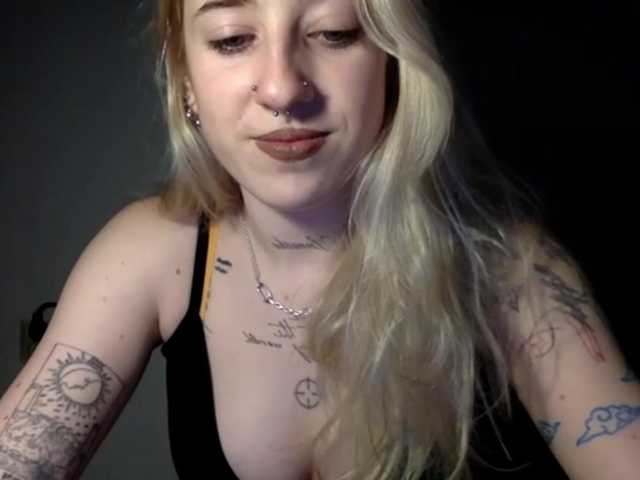 EmmyHot's BongaCams show and profile