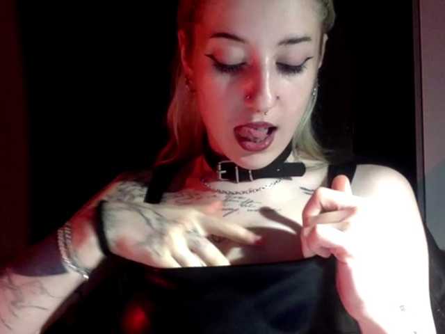 le modèle Emmyhot est en webcam porno dans un show sur le site bongacams, il possède les tags suivants: White/Caucasian,Blonde,Shaved