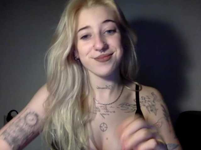 EmmyHot's BongaCams show and profile
