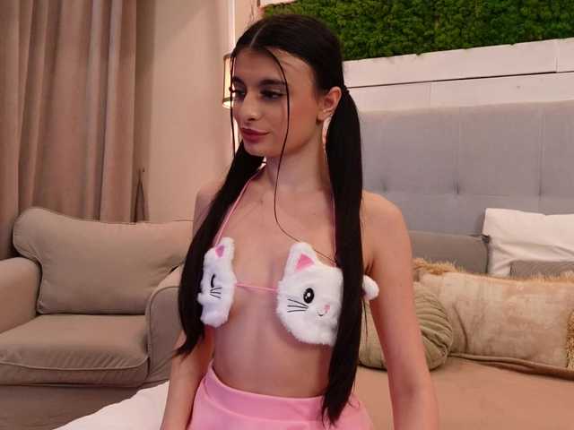 SweetLuna broadcasting live