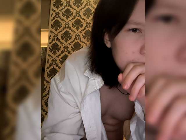 le modèle Rozvelt est en webcam porno dans un show sur le site bongacams, il possède les tags suivants: Asian,Brunette,Trimmed