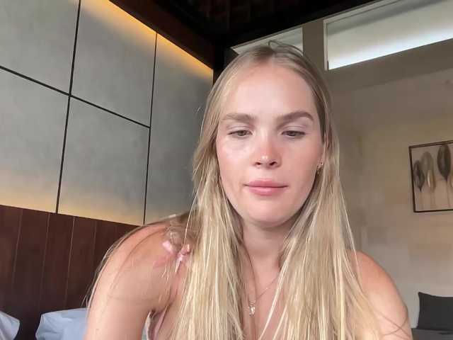 xo-madelinee's BongaCams show and profile