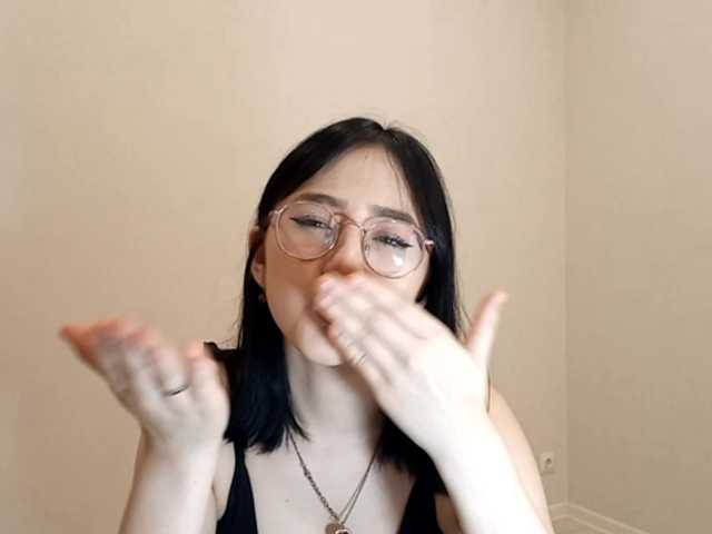 MyrleHenggeler live cam profile