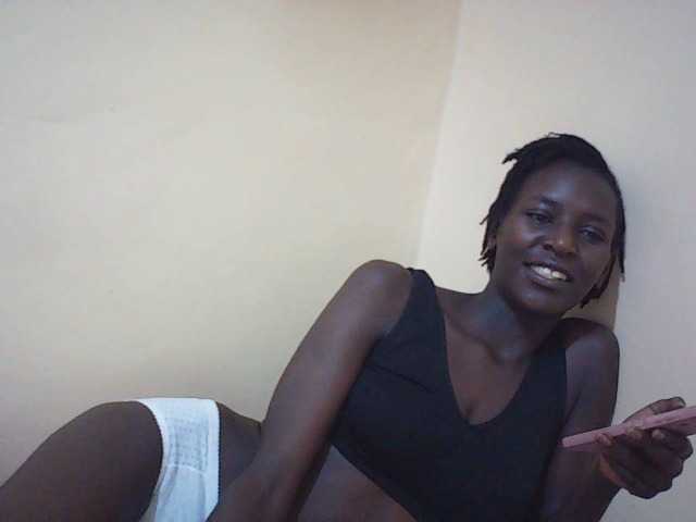 le modèle Angellily1 est en webcam porno dans un show sur le site bongacams, il possède les tags suivants: Ebony,Brunette,Trimmed