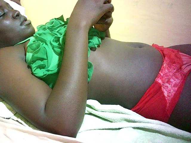 Elaralunah Live Cam on BongaCams