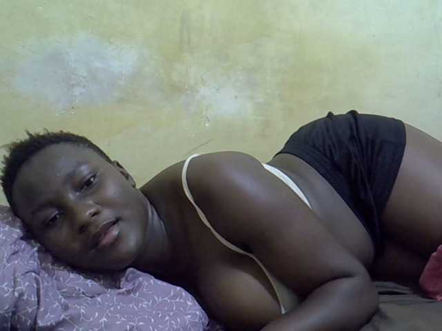 le modèle Iveay-Cute est en webcam porno dans un show sur le site bongacams, il possède les tags suivants: Ebony,Brunette,Trimmed