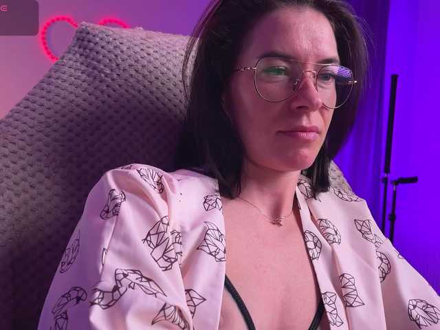 le modèle KatyKar est en webcam porno dans un show sur le site bongacams, il possède les tags suivants: White/Caucasian,Brunette,Shaved