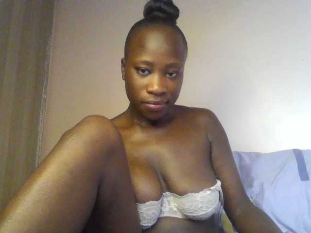 le modèle honeyAfterdark est en webcam porno dans un show sur le site bongacams, il possède les tags suivants: Ebony,Redhead,Shaved