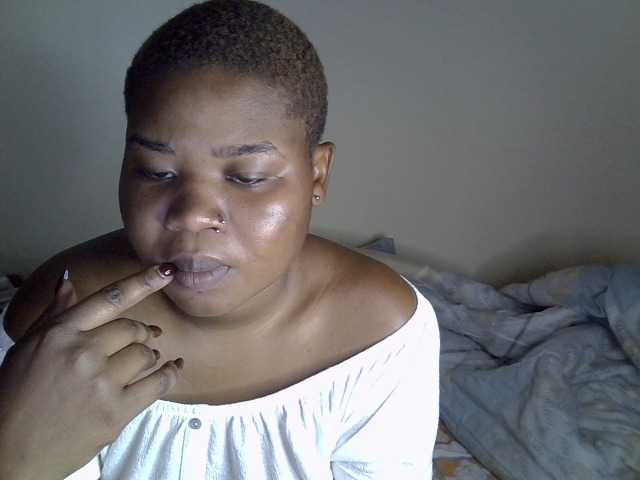 Cellie webcam bongacams model stream image