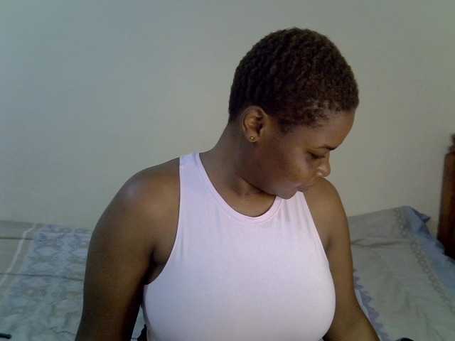 Cellie webcam bongacams model stream image