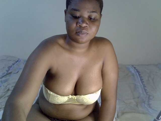 le modèle Cellie est en webcam porno dans un show sur le site bongacams, il possède les tags suivants: Ebony,Brunette,Trimmed