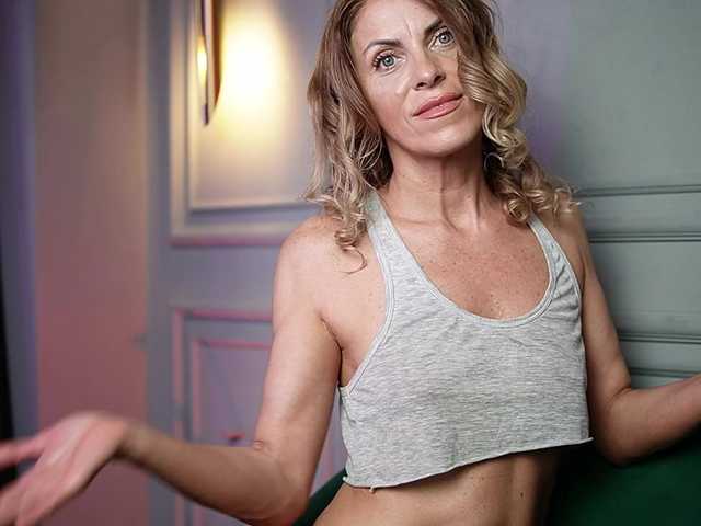 NaomiAmora's BongaCams show and profile