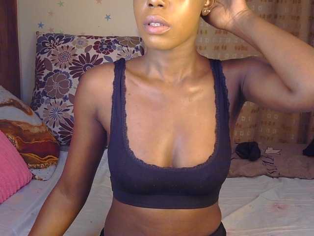 le modèle RubyRosee est en webcam porno dans un show sur le site bongacams, il possède les tags suivants: Ebony,Brunette,Trimmed