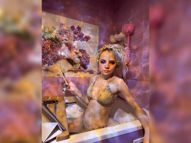 Nightmare-Moon's BongaCams show and profile