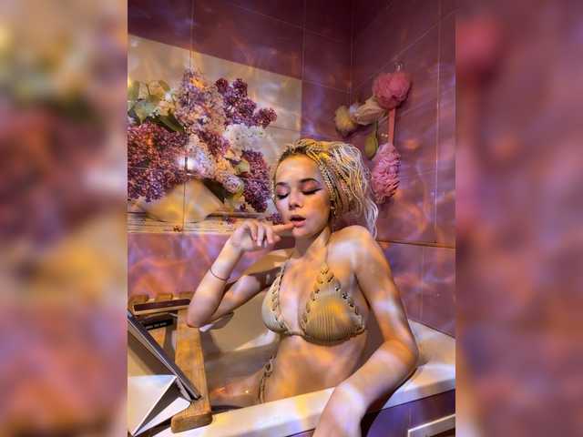 Nightmare-Moon's BongaCams show and profile