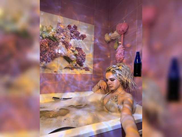 Nightmare-Moon's BongaCams show and profile