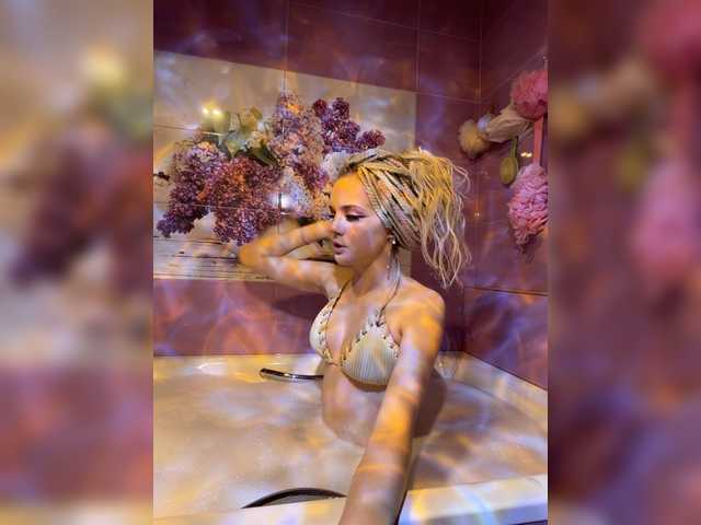 Nightmare-Moon's BongaCams show and profile