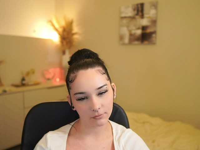 Ellediane18 Live Cam on BongaCams