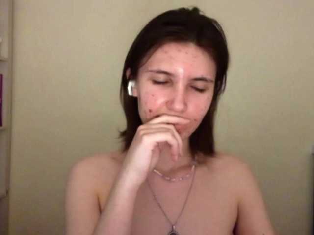 le modèle urrMila est en webcam porno dans un show sur le site bongacams, il possède les tags suivants: White/Caucasian,Brunette,Shaved