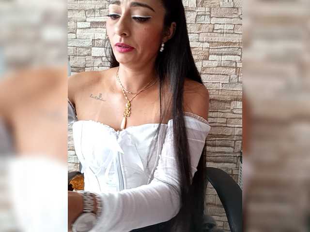 Bella-152's BongaCams show and profile