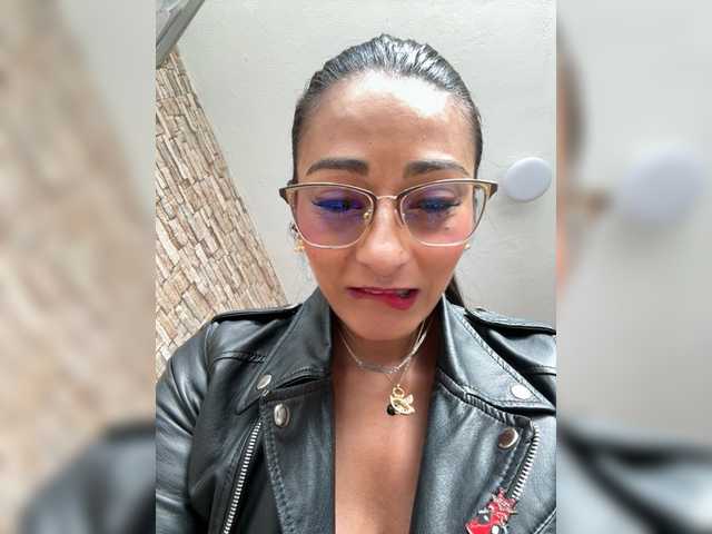 le modèle Bella-152 est en webcam porno dans un show sur le site bongacams, il possède les tags suivants: Latino/Hispanic,Brunette,Shaved