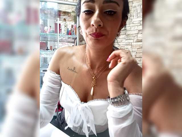 Bella-152's BongaCams show and profile