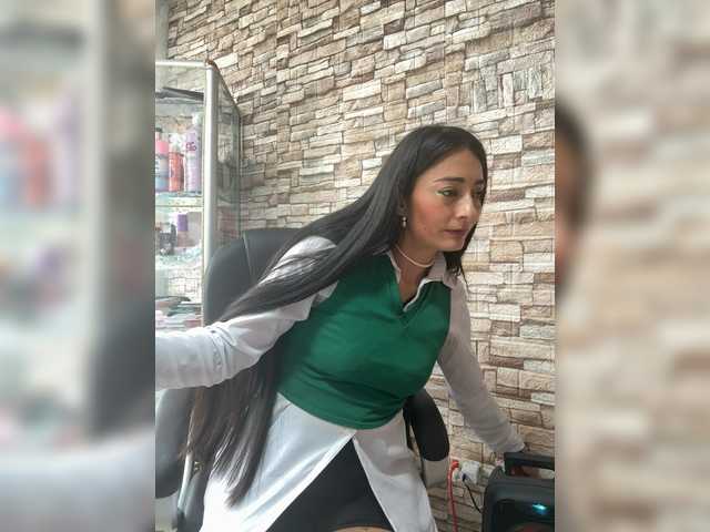 Bella-152's BongaCams show and profile