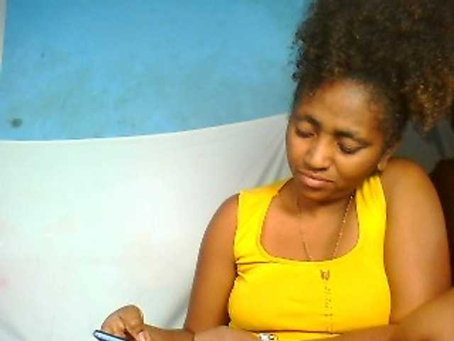 le modèle Floriine est en webcam porno dans un show sur le site bongacams, il possède les tags suivants: Ebony,Brunette,Shaved