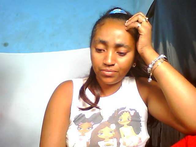 le modèle Floriine est en webcam porno dans un show sur le site bongacams, il possède les tags suivants: Ebony,Brunette,Shaved