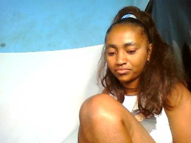 le modèle Floriine est en webcam porno dans un show sur le site bongacams, il possède les tags suivants: Ebony,Brunette,Shaved