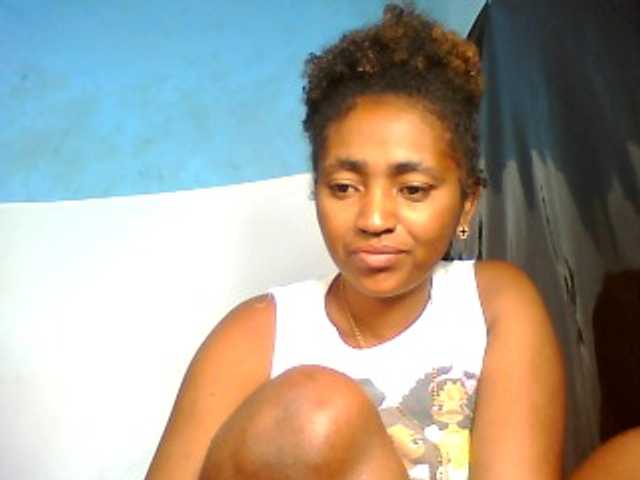 le modèle Floriine est en webcam porno dans un show sur le site bongacams, il possède les tags suivants: Ebony,Brunette,Shaved