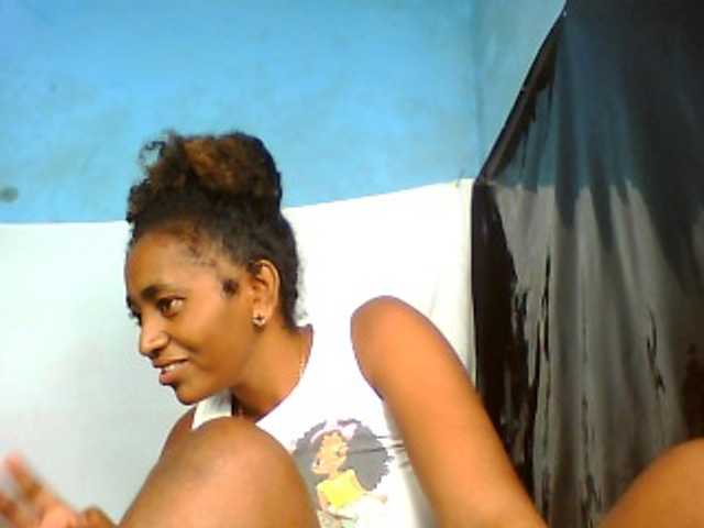 le modèle Floriine est en webcam porno dans un show sur le site bongacams, il possède les tags suivants: Ebony,Brunette,Shaved