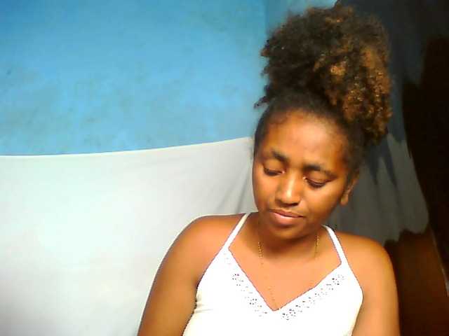 le modèle Floriine est en webcam porno dans un show sur le site bongacams, il possède les tags suivants: Ebony,Brunette,Shaved