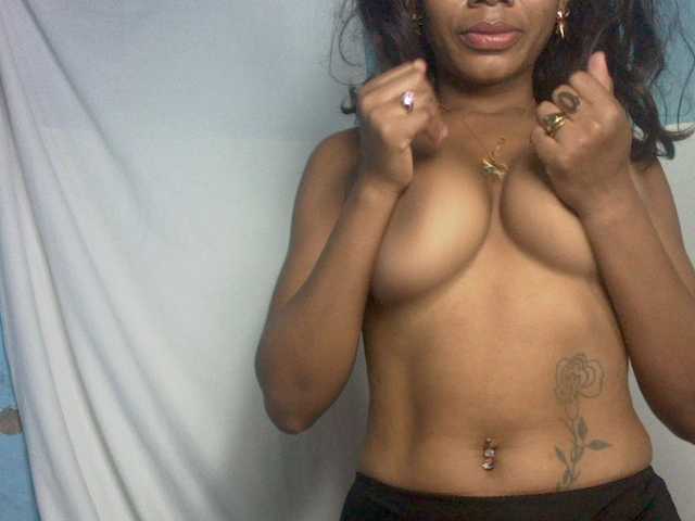 le modèle Fabrilla est en webcam porno dans un show sur le site bongacams, il possède les tags suivants: Ebony,Brunette,Shaved